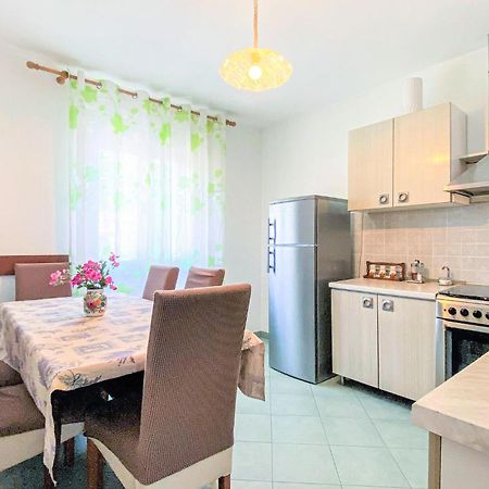 1 Bedroom Nice Apartment In Kastel Sucurac Kaštela Extérieur photo