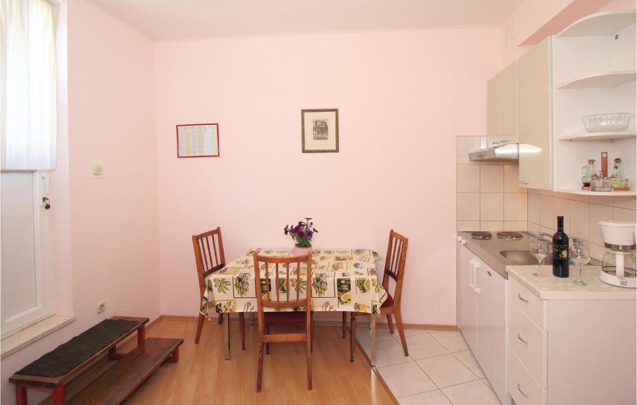 1 Bedroom Nice Apartment In Kastel Sucurac Kaštela Extérieur photo