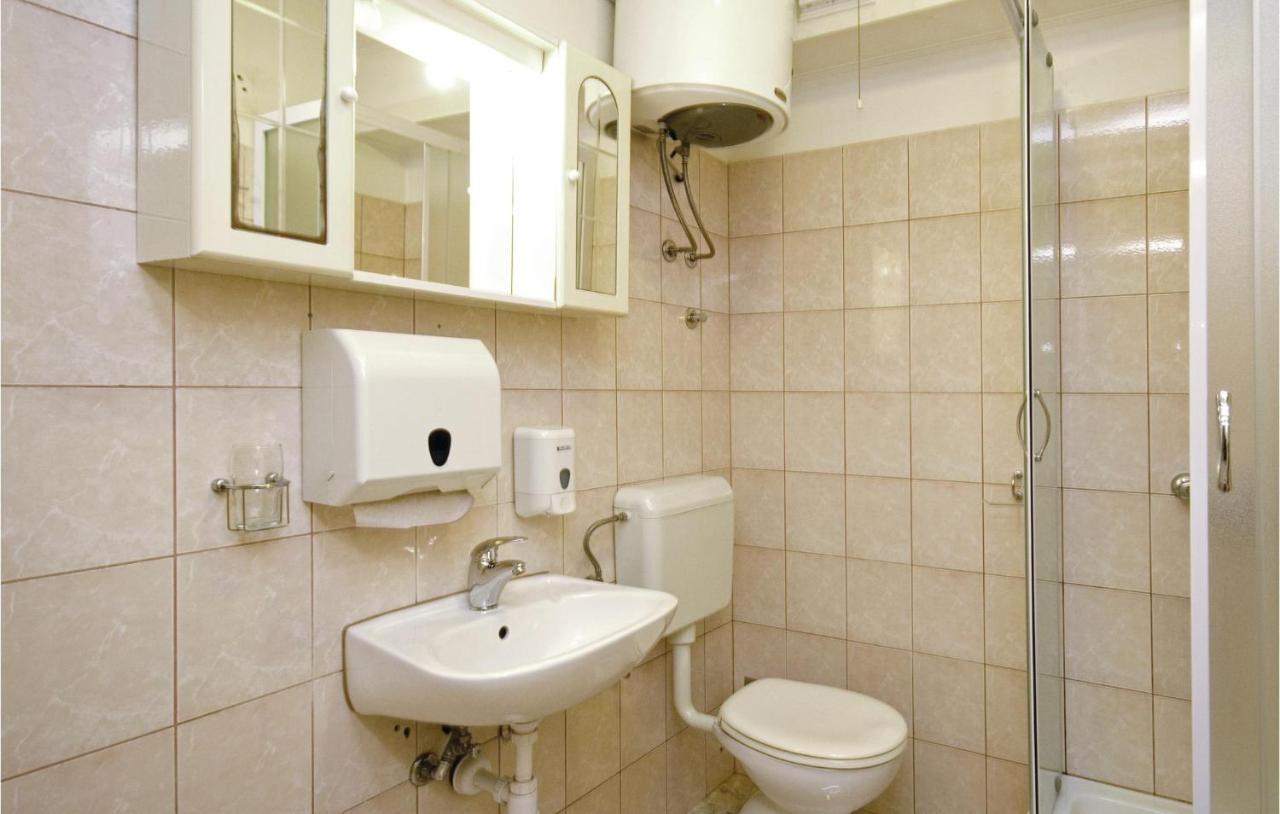 1 Bedroom Nice Apartment In Kastel Sucurac Kaštela Extérieur photo