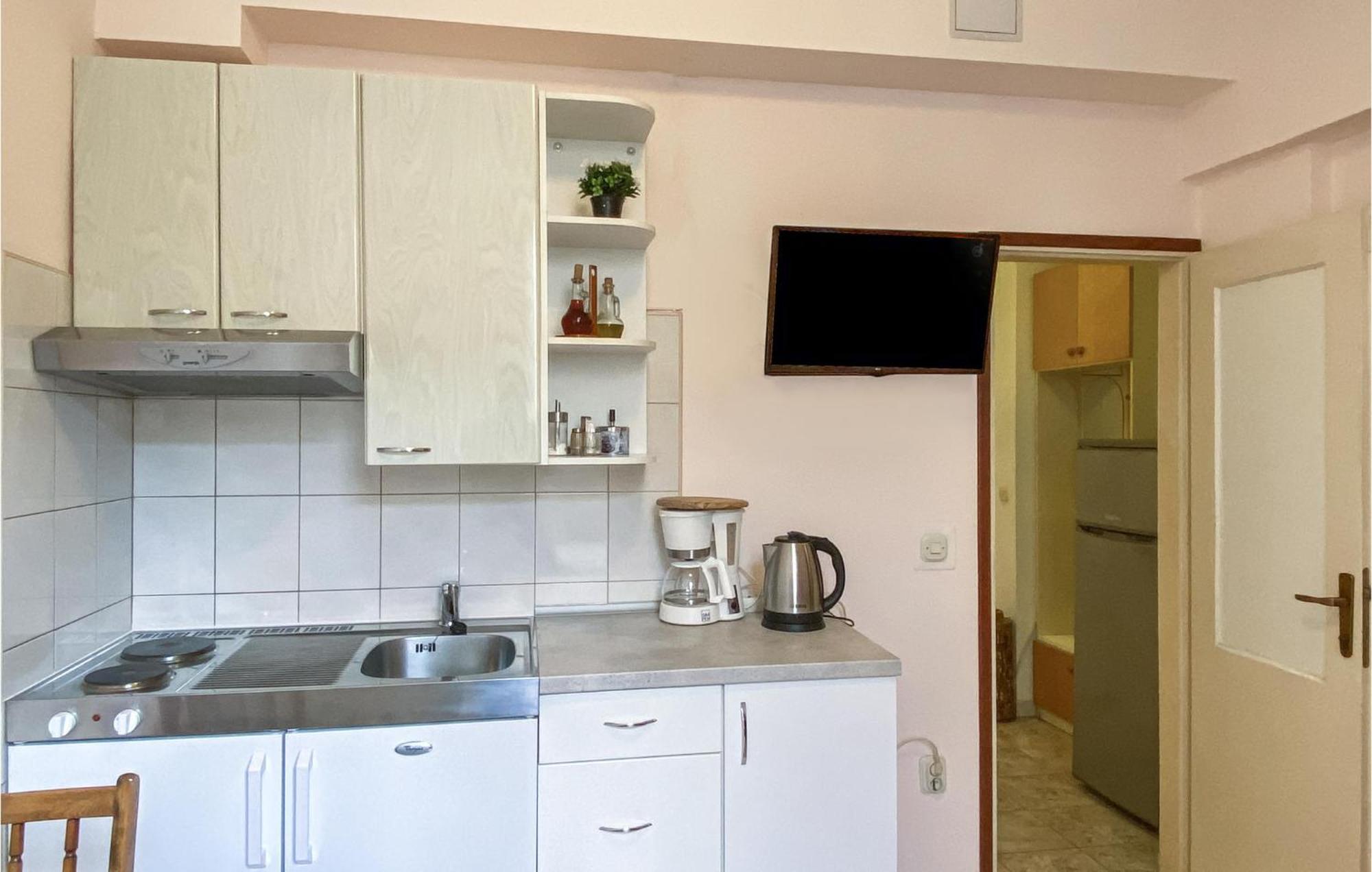 1 Bedroom Nice Apartment In Kastel Sucurac Kaštela Extérieur photo