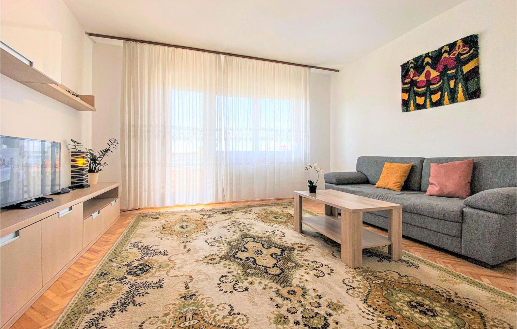 1 Bedroom Nice Apartment In Kastel Sucurac Kaštela Extérieur photo