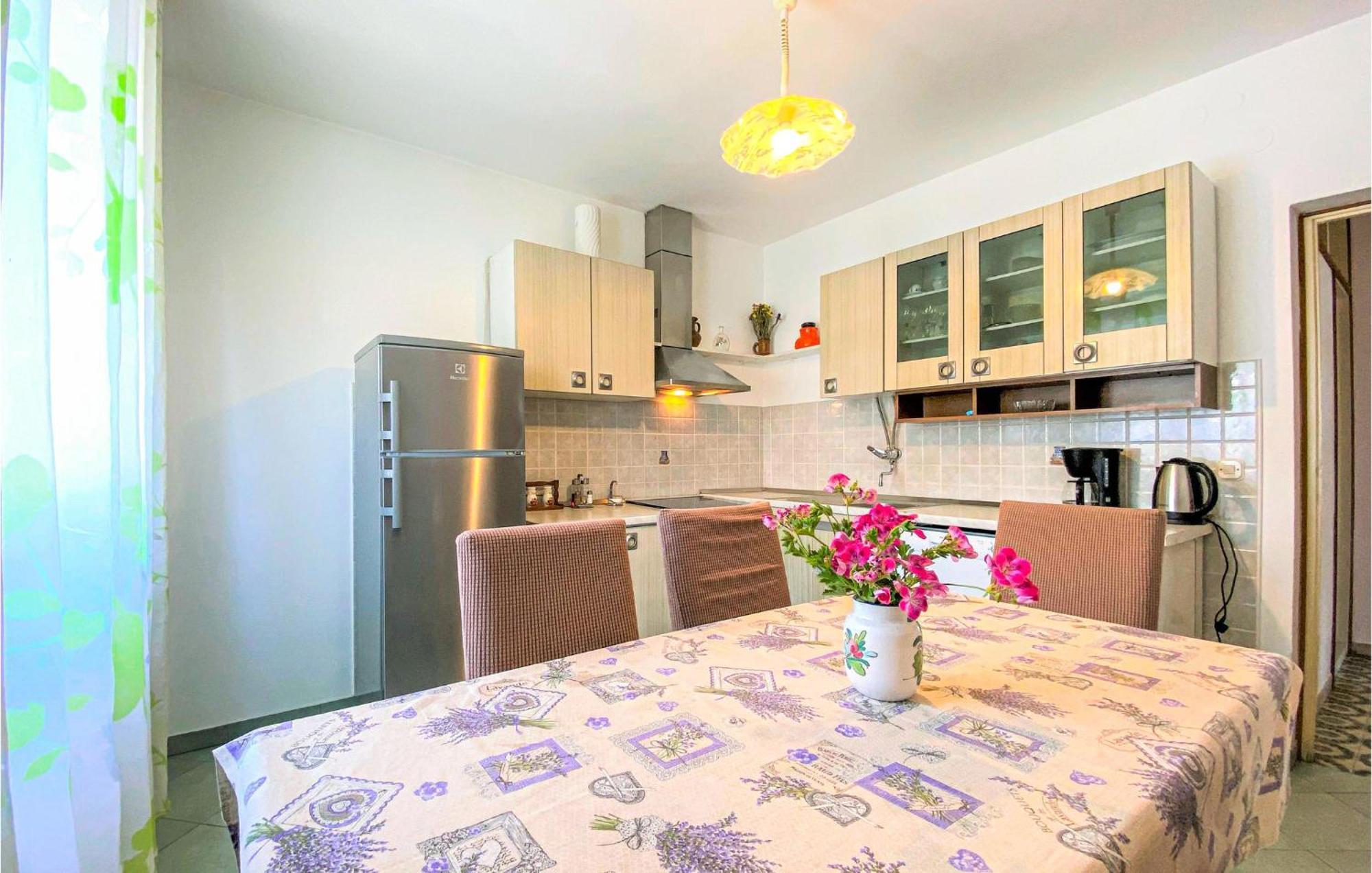 1 Bedroom Nice Apartment In Kastel Sucurac Kaštela Extérieur photo