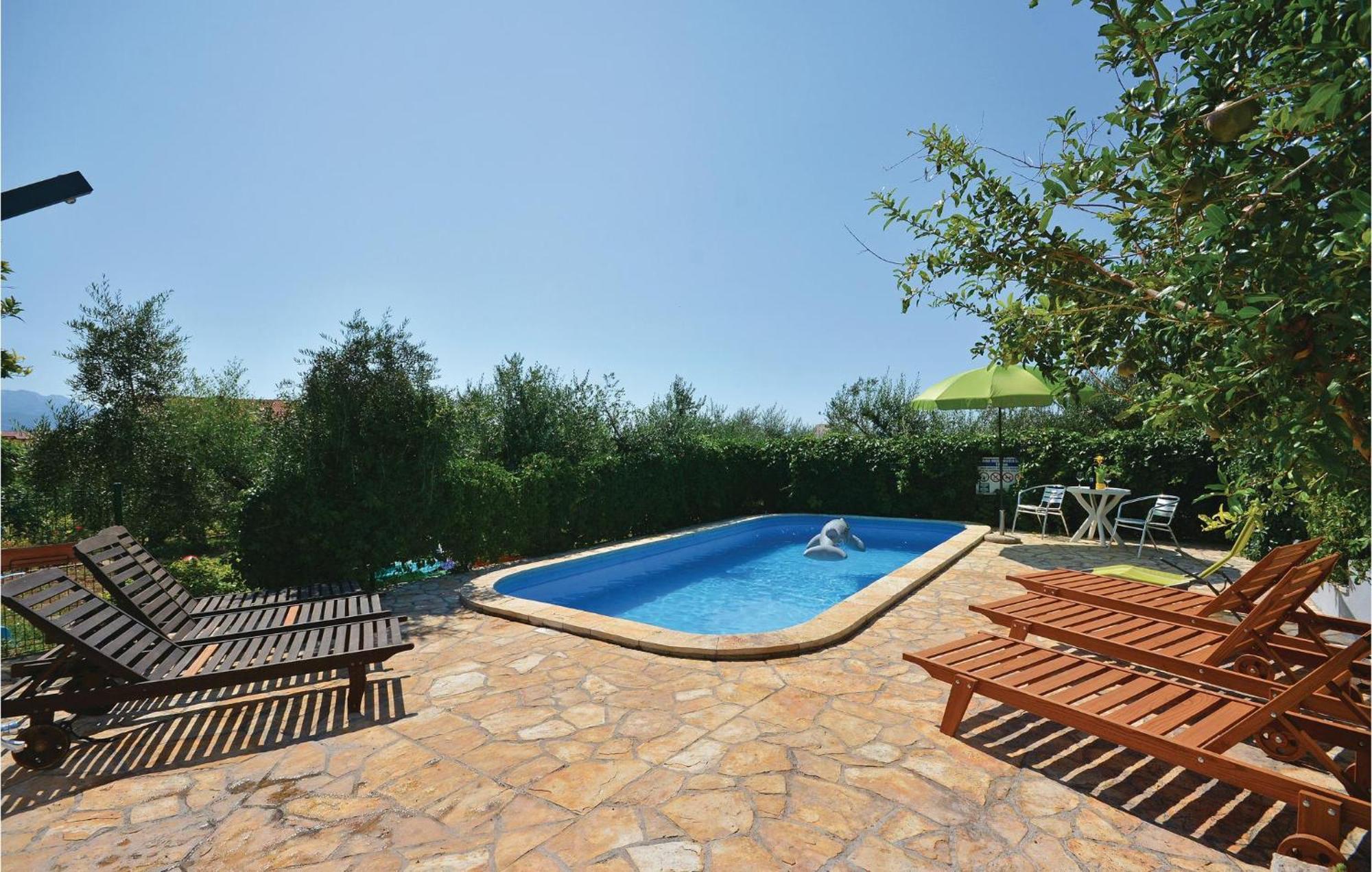 1 Bedroom Nice Apartment In Kastel Sucurac Kaštela Extérieur photo