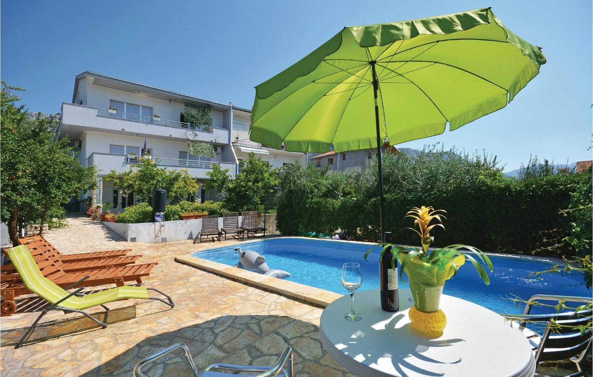 1 Bedroom Nice Apartment In Kastel Sucurac Kaštela Extérieur photo