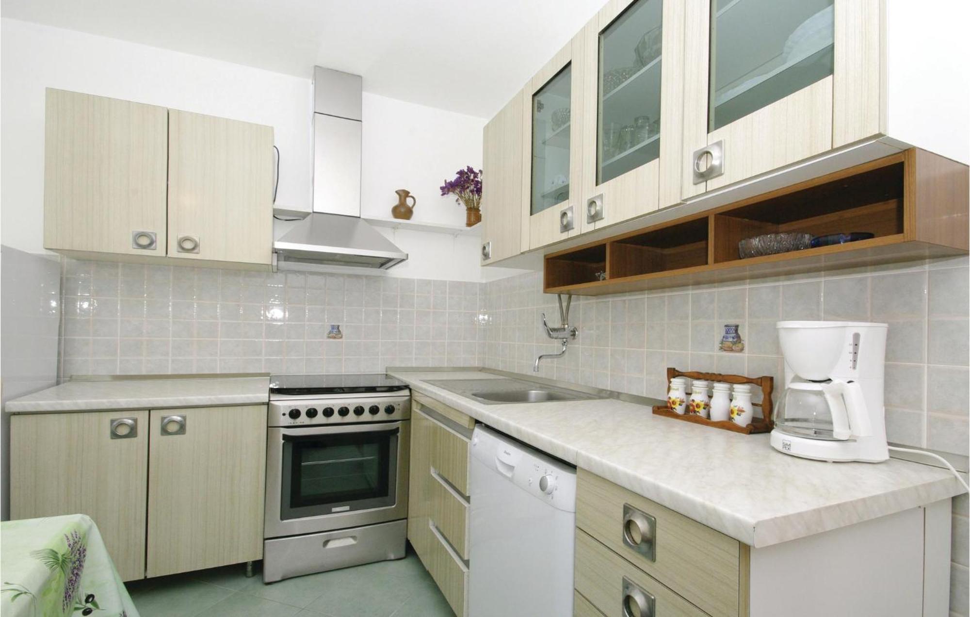 1 Bedroom Nice Apartment In Kastel Sucurac Kaštela Extérieur photo