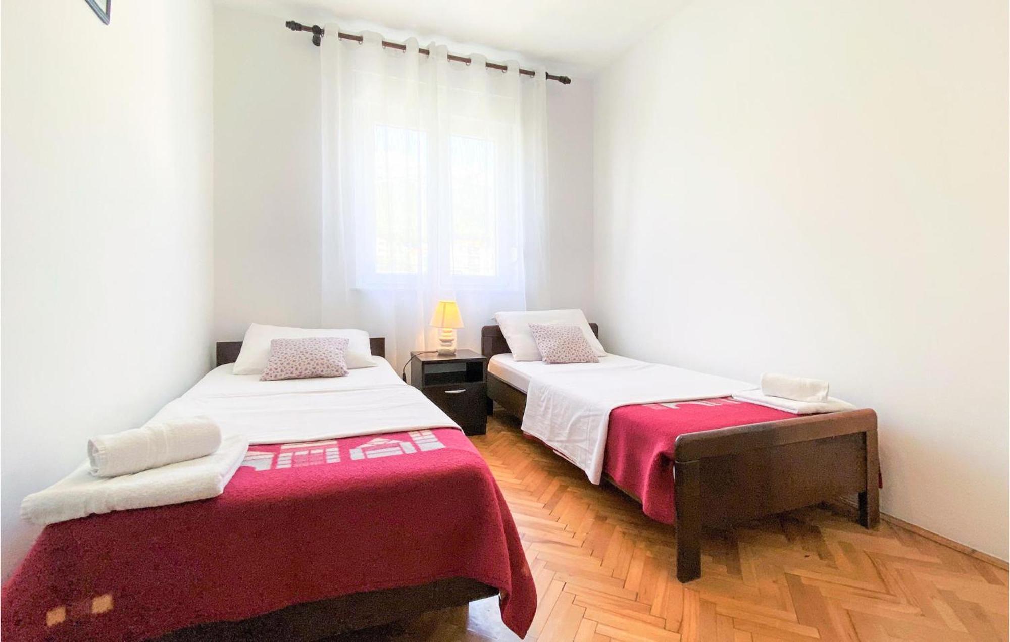 1 Bedroom Nice Apartment In Kastel Sucurac Kaštela Extérieur photo