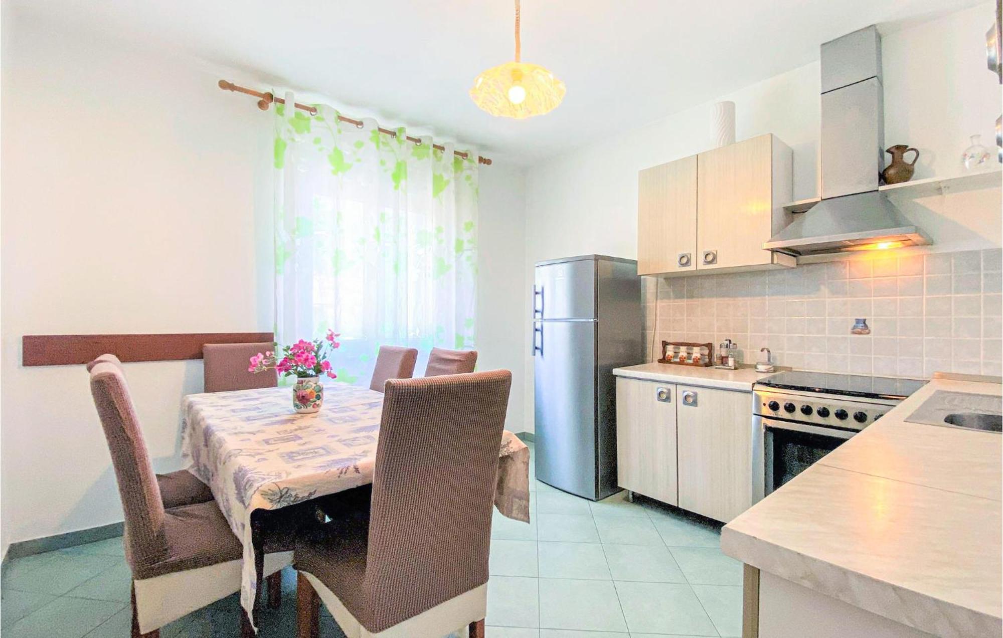 1 Bedroom Nice Apartment In Kastel Sucurac Kaštela Extérieur photo